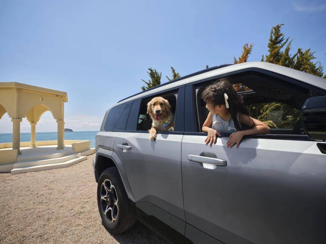 华为智驾开进沙漠!猛士M817把越野玩成科幻片