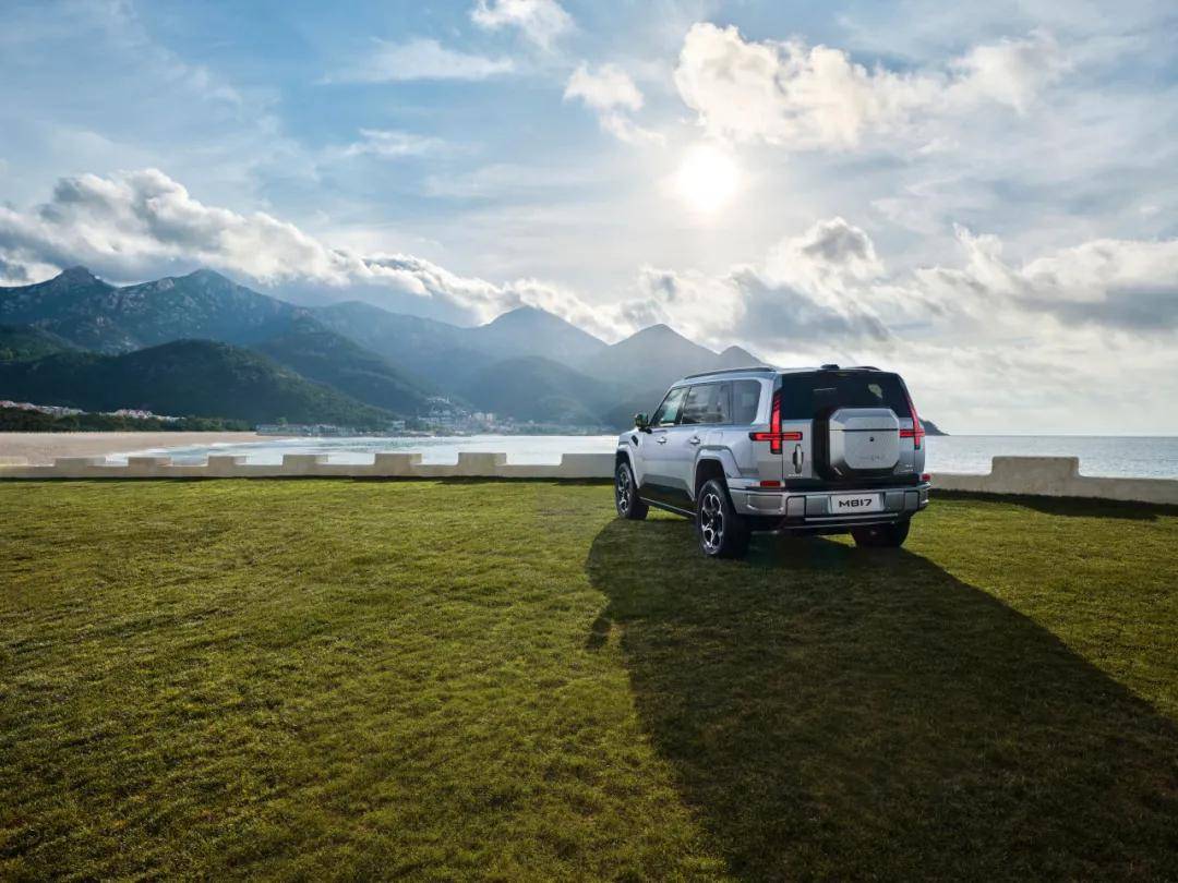 华为智驾开进沙漠!猛士M817把越野玩成科幻片